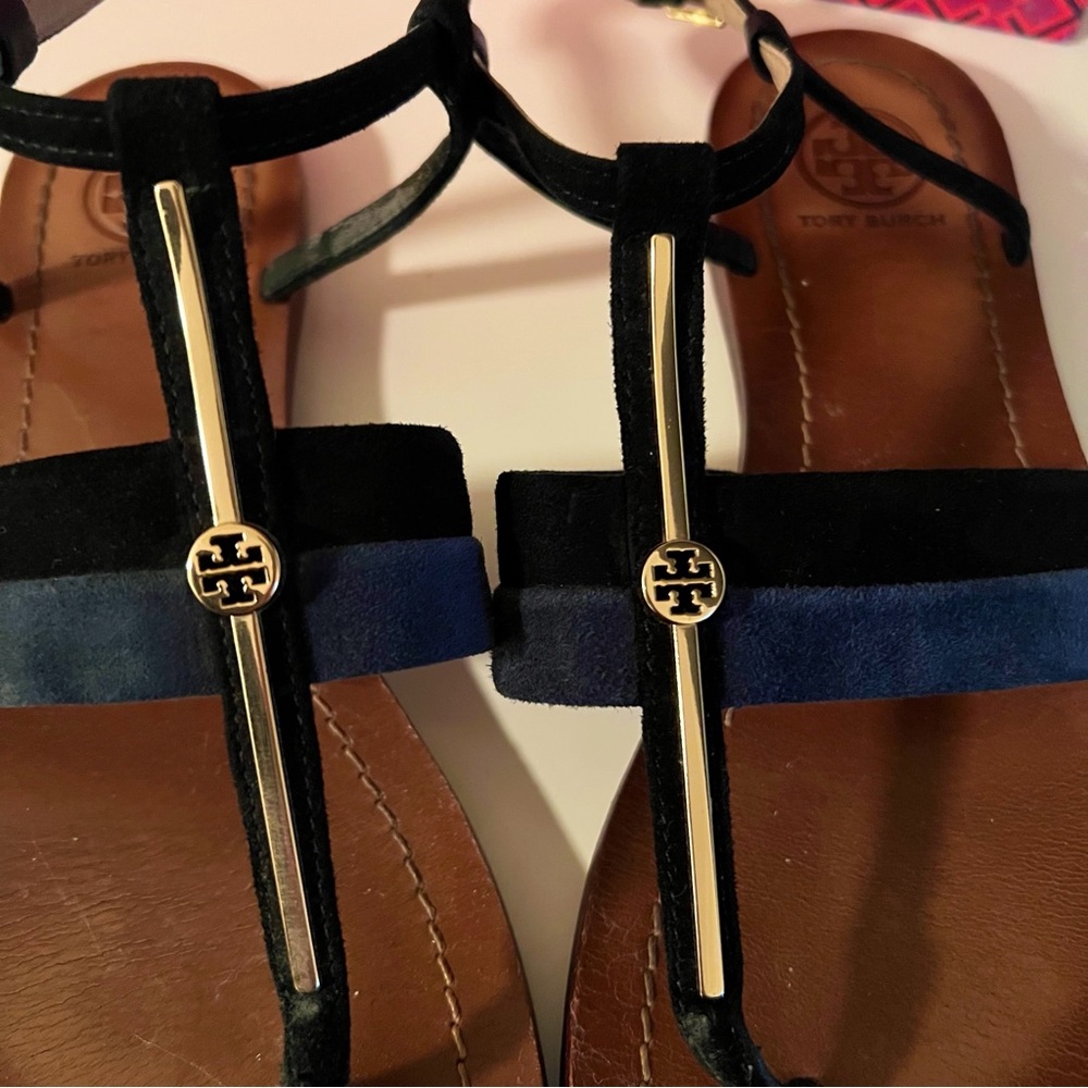 Tory Burch BAR LOGO flat sandal Lancaster Suede Navy & Black with Gold hardware - Picture 3 of 9
